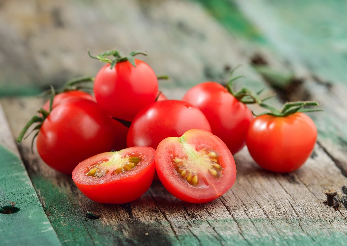 Peeling pomidorowy: Zmiksuj lub posiekaj drobno pomidora i zasyp odrobiną cukru lub soli. Powstałą w ten sposób pastę wmasuj okrężnymi ruchami w twarz, by złuszczyć naskórek. Pamiętaj jednak, że jest to peeling mechaniczny i nie należy robić tego zbyt mocno.