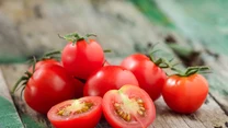 Peeling pomidorowy: Zmiksuj lub posiekaj drobno pomidora i zasyp odrobiną cukru lub soli. Powstałą w ten sposób pastę wmasuj okrężnymi ruchami w twarz, by złuszczyć naskórek. Pamiętaj jednak, że jest to peeling mechaniczny i nie należy robić tego zbyt mocno.