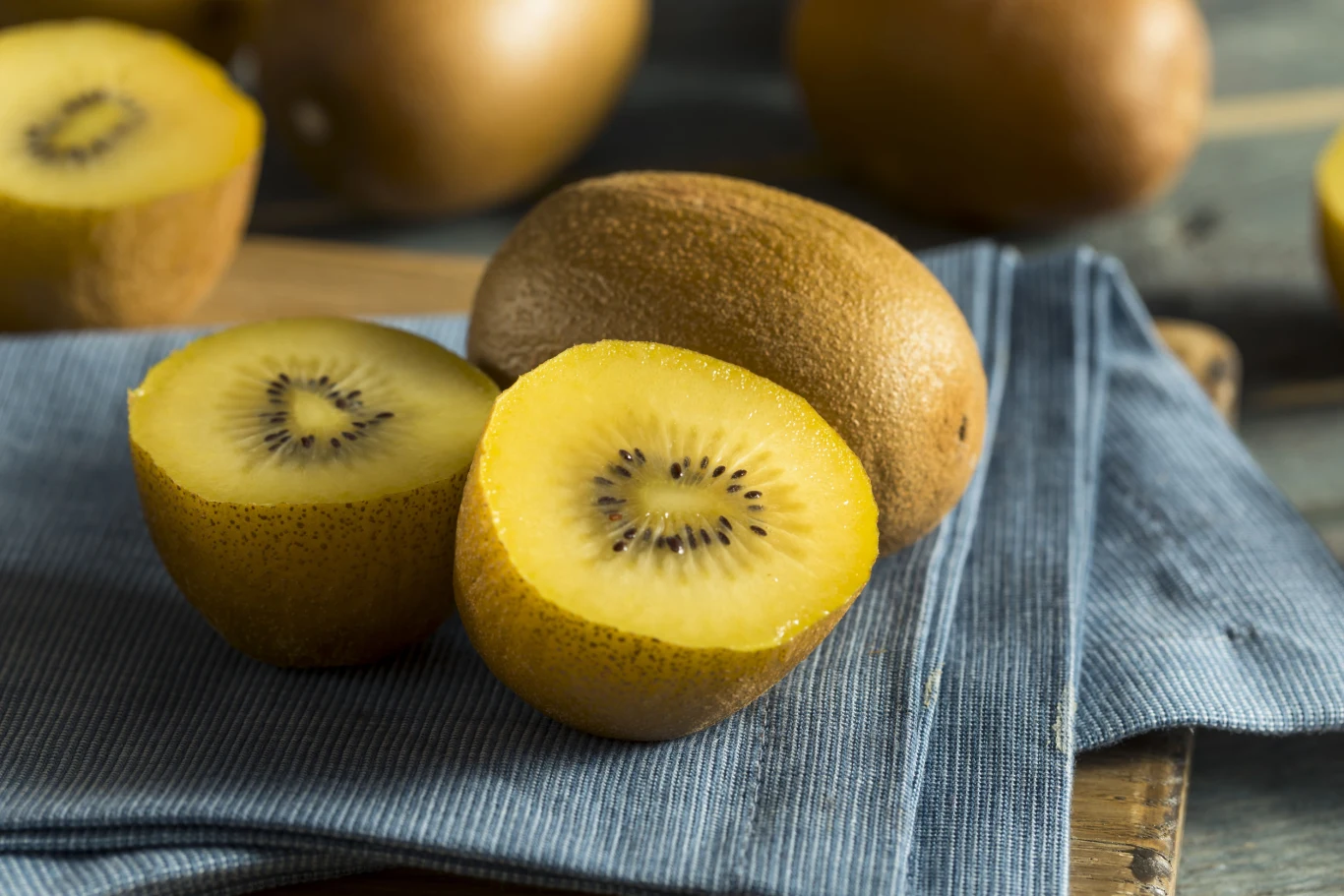 Złuszczające kiwi: Naturalny peeling oczyszczający, którego przygotowanie zajmie minutę. Zmiksuj jedno kiwi, dodaj dwie łyżeczki cukru i odrobinę oliwy. Ta odżywcza mikstura bogata w aminokwasy i witaminę C złuszczy naskórek oraz zadziała antybakteryjnie. Wykonaj delikatny masaż twarzy, aby jej nie podrażnić.