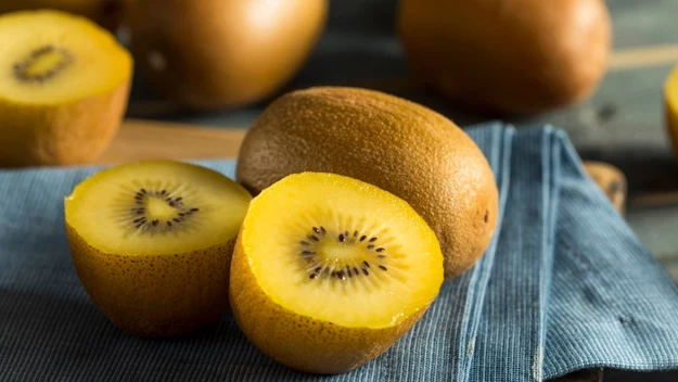 Złuszczające kiwi: Naturalny peeling oczyszczający, którego przygotowanie zajmie minutę. Zmiksuj jedno kiwi, dodaj dwie łyżeczki cukru i odrobinę oliwy. Ta odżywcza mikstura bogata w aminokwasy i witaminę C złuszczy naskórek oraz zadziała antybakteryjnie. Wykonaj delikatny masaż twarzy, aby jej nie podrażnić.