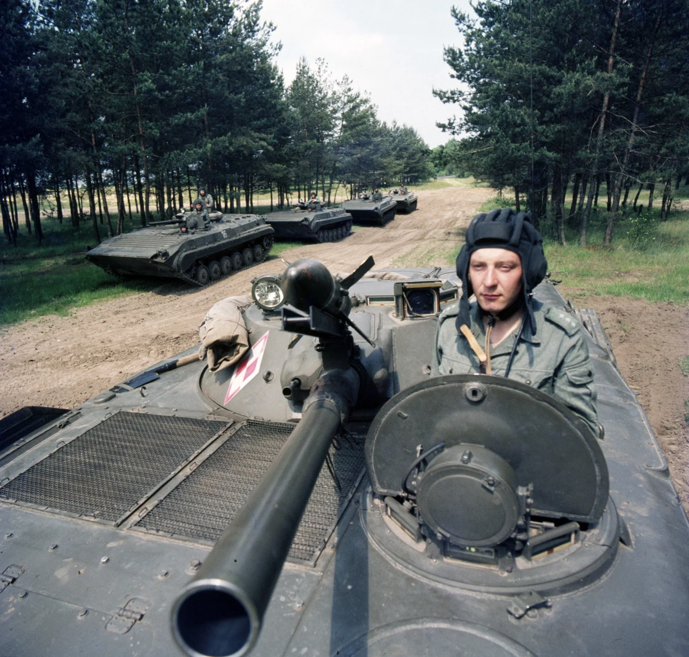 Od wiosny 1981 roku Armia Radziecka wykorzystując ćwiczenia „Sojuz-81”, a potem „Zapad-81” wzmacniała potencjał oddziałów rozmieszczonych z PRL, rozwijając je do stanów wojennych. Zgodnie z informacjami, do jakich dotarła prof. Inessa Jażborowska, członkini komisji naukowców PRL i ZSRR badających w latach 1988-89 stosunki między obydwoma krajami, a także współautorka orzeczenia ujawniającego prawdę o zbrodni katyńskiej, Armia Radziecka osiągnęła pełną gotowość do zbrojnej interwencji w listopadzie 1981 roku.