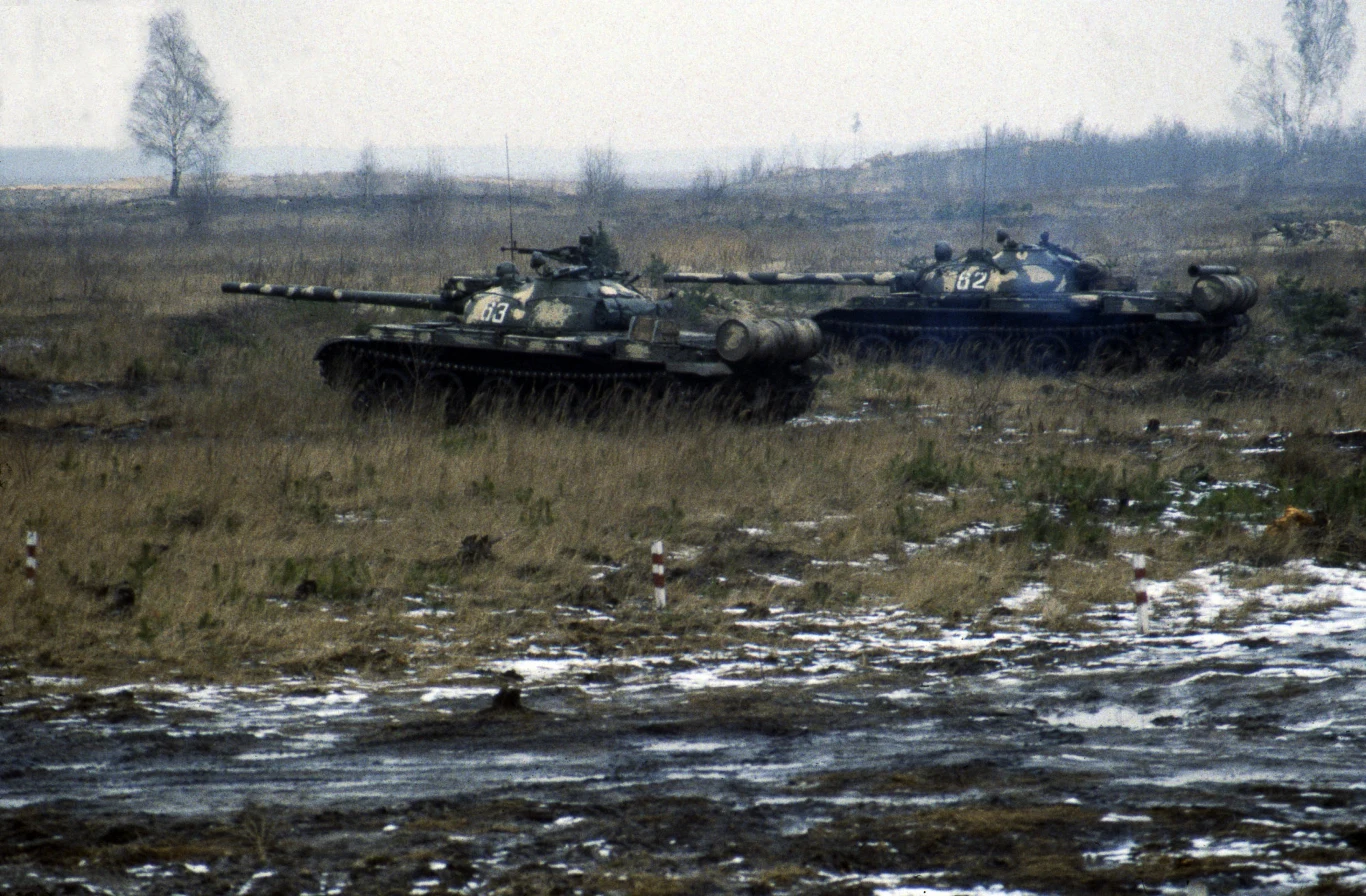 Sami radzieccy oficerowie nie byli tak skorzy do interwencji, jak jeszcze w 1980 roku i wiosną 1981. Woleli sprawę „Solidarności” załatwić polskimi rękoma. Dopiero gdyby to się nie powiodło do akcji mieli wkroczyć żołnierze Armii Radzieckiej.