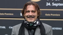 Johny Depp

Przez lata był bożyszczem kobiet, uwielbianym przez krytyków i reżyserów aktorem oraz jedną z najbogatszych osób w show-biznesie. W czasach największej popularności zgarniał za każdą rolę nie mniej niż 20 milionów dolarów. Depp wysoko cenił swoją pracę, ale nie należał do osób, które potrafią zarządzać finansami.

Johny uwielbiał wydawać pieniądze. Podobno na same wina potrafił przeznaczać dziesiątki tysięcy dolarów miesięcznie. Co ciekawe, winą za swoją rozrzutność  obarczył własnych księgowych, którzy jego zdaniem byli odpowiedzialni za fatalny stan majątku.
