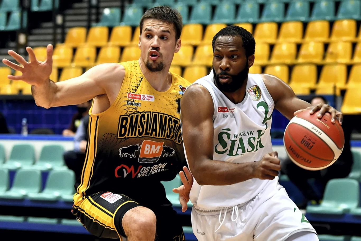 Koszykarz drużyny Śląsk Wrocław Kyle Gibson (z prawej) i Josip Sobin z zespołu Arged BMSlam Stal Ostrów Wlkp. Koszykarz drużyny Śląsk Wrocław Kyle Gibson (z prawej) i Josip Sobin z zespołu Arged BMSlam Stal Ostrów Wlkp.