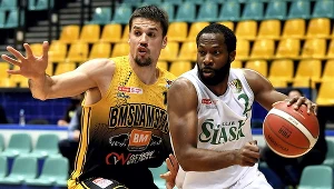  Koszykarz drużyny Śląsk Wrocław Kyle Gibson (z prawej) i Josip Sobin z zespołu Arged BMSlam Stal Ostrów Wlkp.