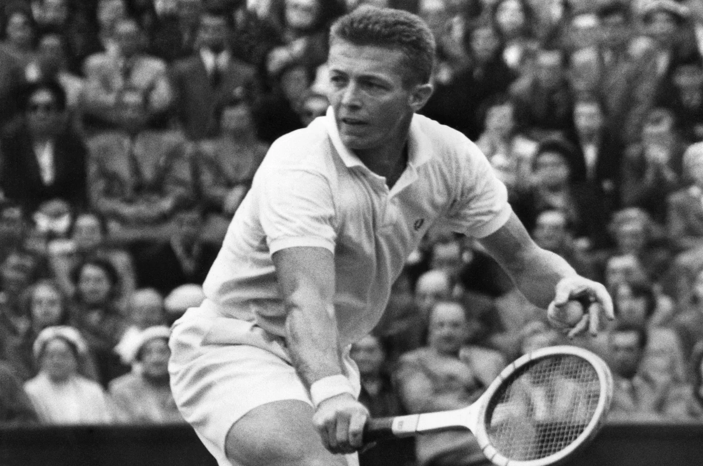 Tony Trabert 16.08.1930 - 03.02.2021 Był słynnym amerykańskim tenisistą. 10 razy triumfował w wielkoszlemowych turniejach - 5 razy w singlu i tyle samo razu w deblu. Był liderem światowego rankingu zarówno w grze pojedynczej, jak i podwójnej.