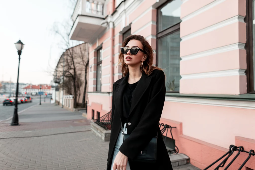 Oversizowe marynarki W oversizowe marynarki warto inwestować niezależnie od pory roku. Moda na power dressing nie opuszcza nas bowiem już od kilku sezonów. Objawia się głównie w „pożyczaniu” ubrań z męskiej garderoby – obszerne koszule, boyfriend jeans czy garnitury cały czas są w trendach. Latem do marynarek, przeskalowanych i z poszerzanymi ramionami, dobierz krótkie spodenki – shorty lub bermudy. Dzięki takiemu połączeniu stylizacja stanie się mniej zobowiązująca. Jeśli natomiast wybierasz się na spotkanie biznesowe, postaw na klasyczne połączenie i do marynarki oversize dopasuj cygaretki w stonowanym kolorze. Jeden element garderoby – wiele rozwiązań! Monika Janusz Oversizowe marynarki W oversizowe marynarki warto inwestować niezależnie od pory roku. Moda na power dressing nie opuszcza nas bowiem już od kilku sezonów. Objawia się głównie w „pożyczaniu” ubrań z męskiej garderoby – obszerne koszule, boyfriend jeans czy garnitury cały czas są w trendach. Latem do marynarek, przeskalowanych i z poszerzanymi ramionami, dobierz krótkie spodenki – shorty lub bermudy. Dzięki takiemu połączeniu stylizacja stanie się mniej zobowiązująca. Jeśli natomiast wybierasz się na spotkanie biznesowe, postaw na klasyczne połączenie i do marynarki oversize dopasuj cygaretki w stonowanym kolorze. Jeden element garderoby – wiele rozwiązań! Monika Janusz