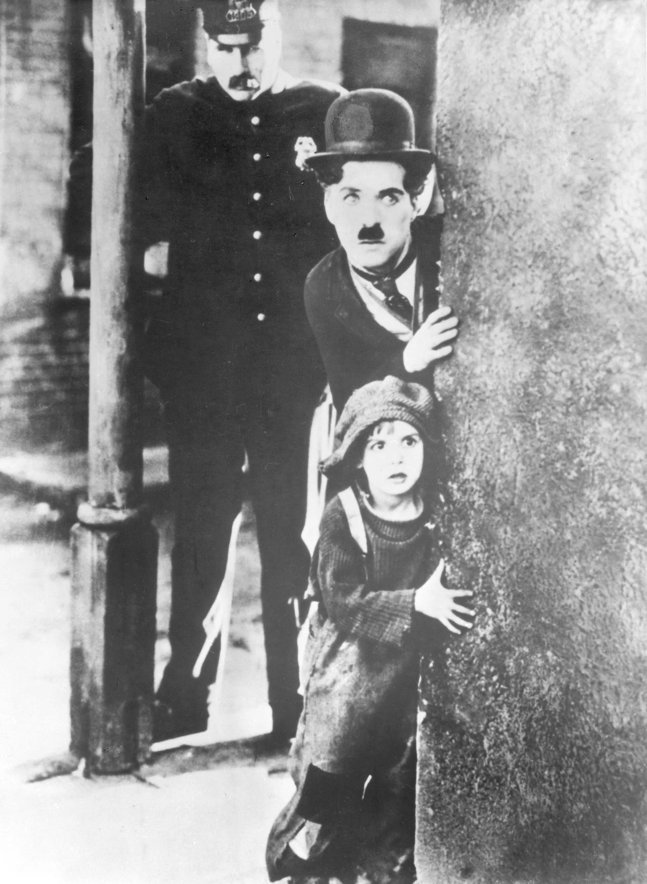 Charlie Chaplin i Jackie Coogan w filmie "Brzdąc" (1921)