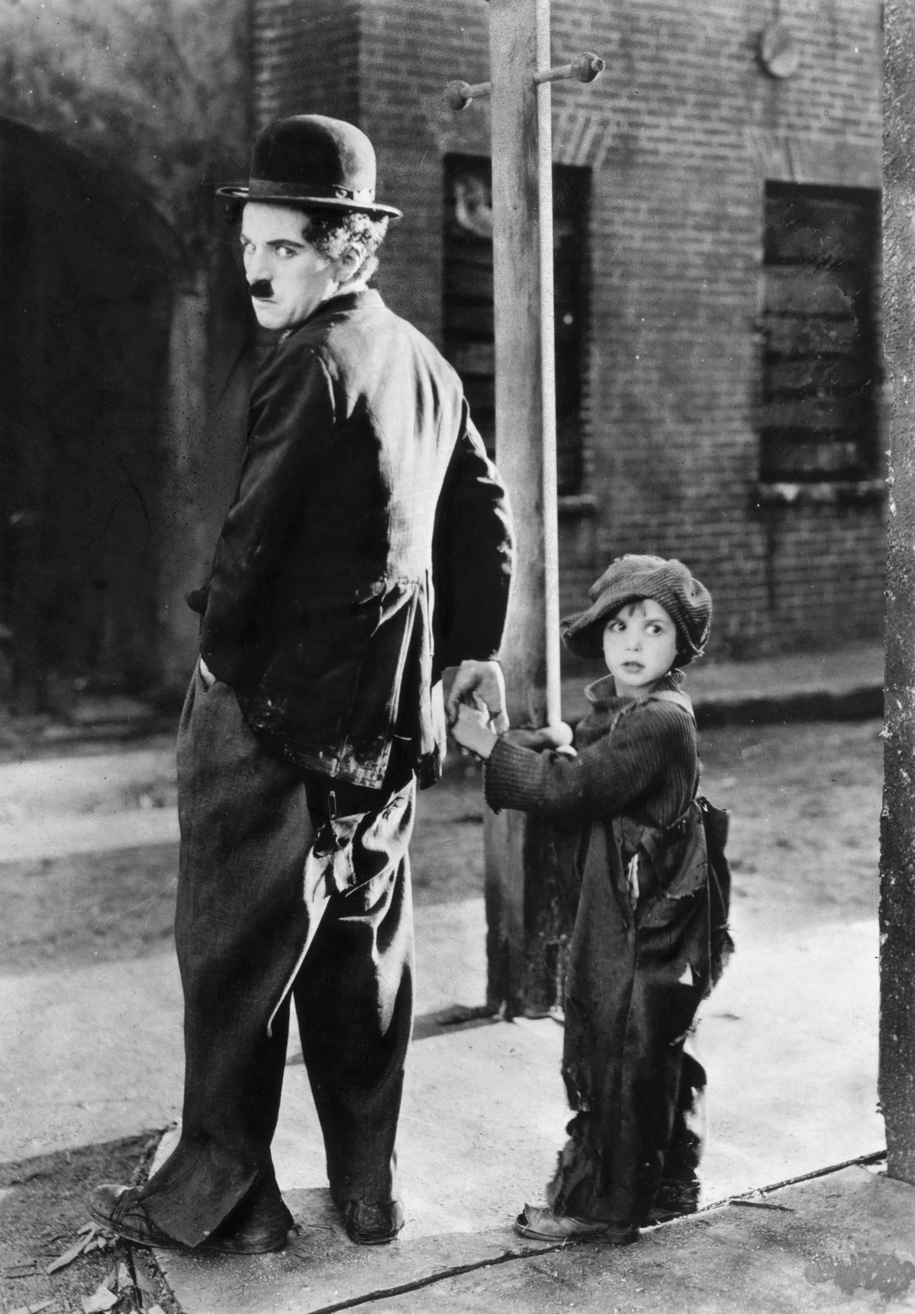 Charles Chaplin i Jackie Coogan w filmie "Brzdąc"