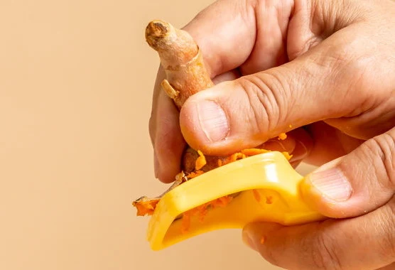 Kurkuma ma korzenny i gorzkawy smak, który nadaje głębi wielu potrawom orientalnym