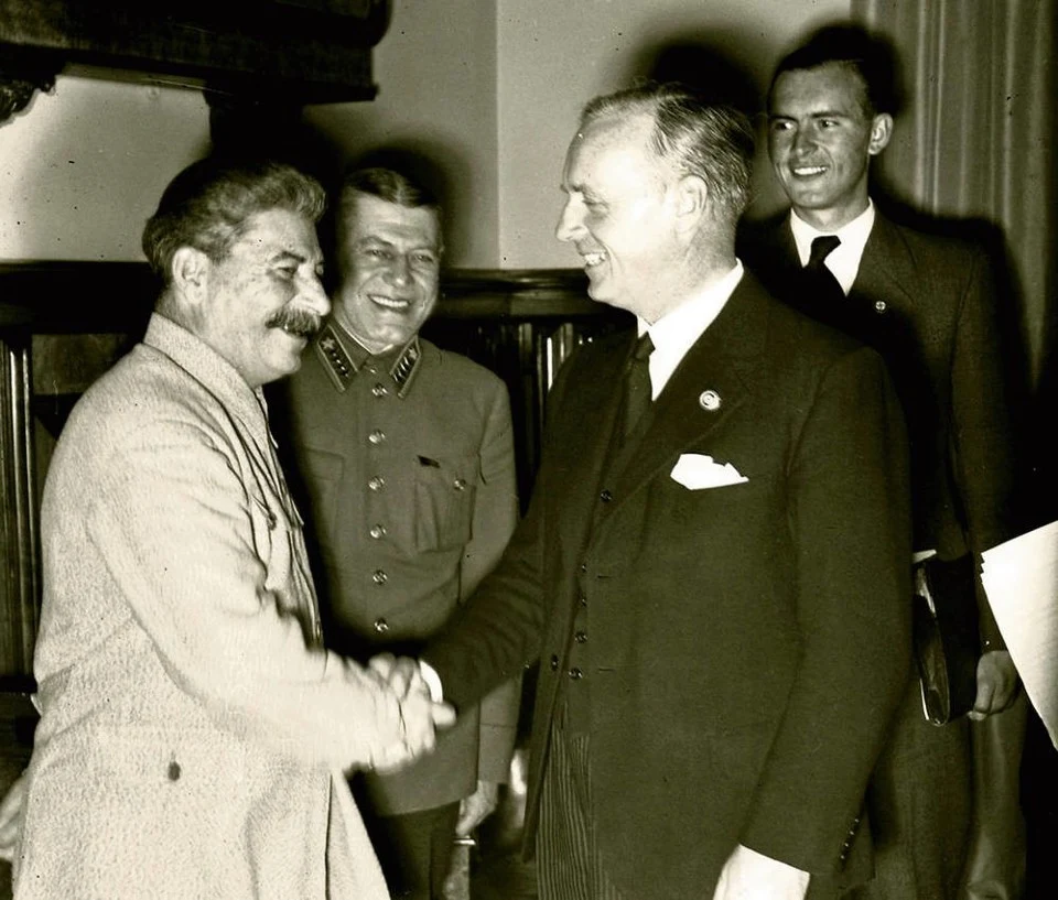 Zadowoleni Stalin i Ribbentrop przypięczętowali rozbiór Polski uściskiem ręki Zadowoleni Stalin i Ribbentrop przypięczętowali rozbiór Polski uściskiem ręki