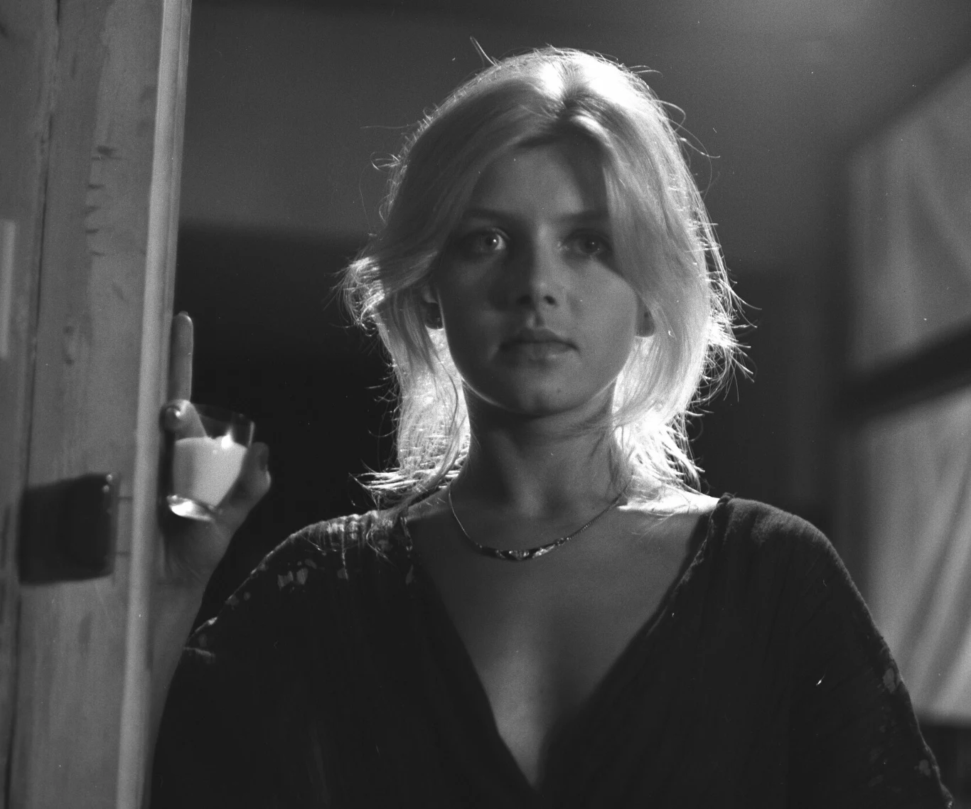 Miała 15 lat, kiedy jej zdjęcie wygrało w konkursie tygodnika "Szpilki". Nagrodą była mała rola w komedii "Czy jest tu panna na wydaniu?" Janusza Kondratiuka. Nastolatka zadebiutowała w 1976 roku u boku Krzysztofa Kowalewskiego i Romana Kłosowskiego. To przesądziło o jej zawodowej drodze.