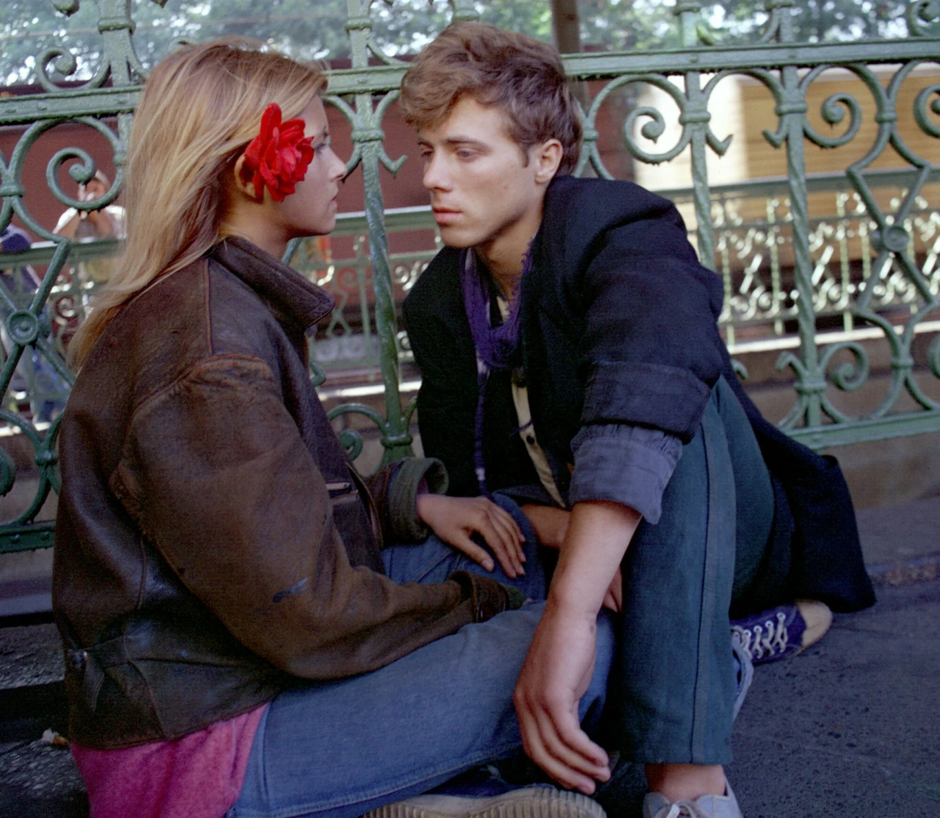 Z Markiem Proboszem to była wielka miłość. Studiowali razem, ale ich ścieżki skrzyżowały się dopiero w 1982 roku na planie filmu "Niech cię odleci mara". Szybko wzięli ślub. Oboje grali dużo. Marię już wtedy okrzyknięto seksbombą i powierzano jej głównie rozbierane role, a ona nie odmawiała. Niestety, mąż okazał się zazdrosny i robił awantury o to, że pokazuje się naga przed kamerą. Rozstali się w 1985 roku. Rozwód wzięli trzy lata później.

Na zdjęciu: Maria i Marek Proboszowie w filmie "Czas dojrzewania"