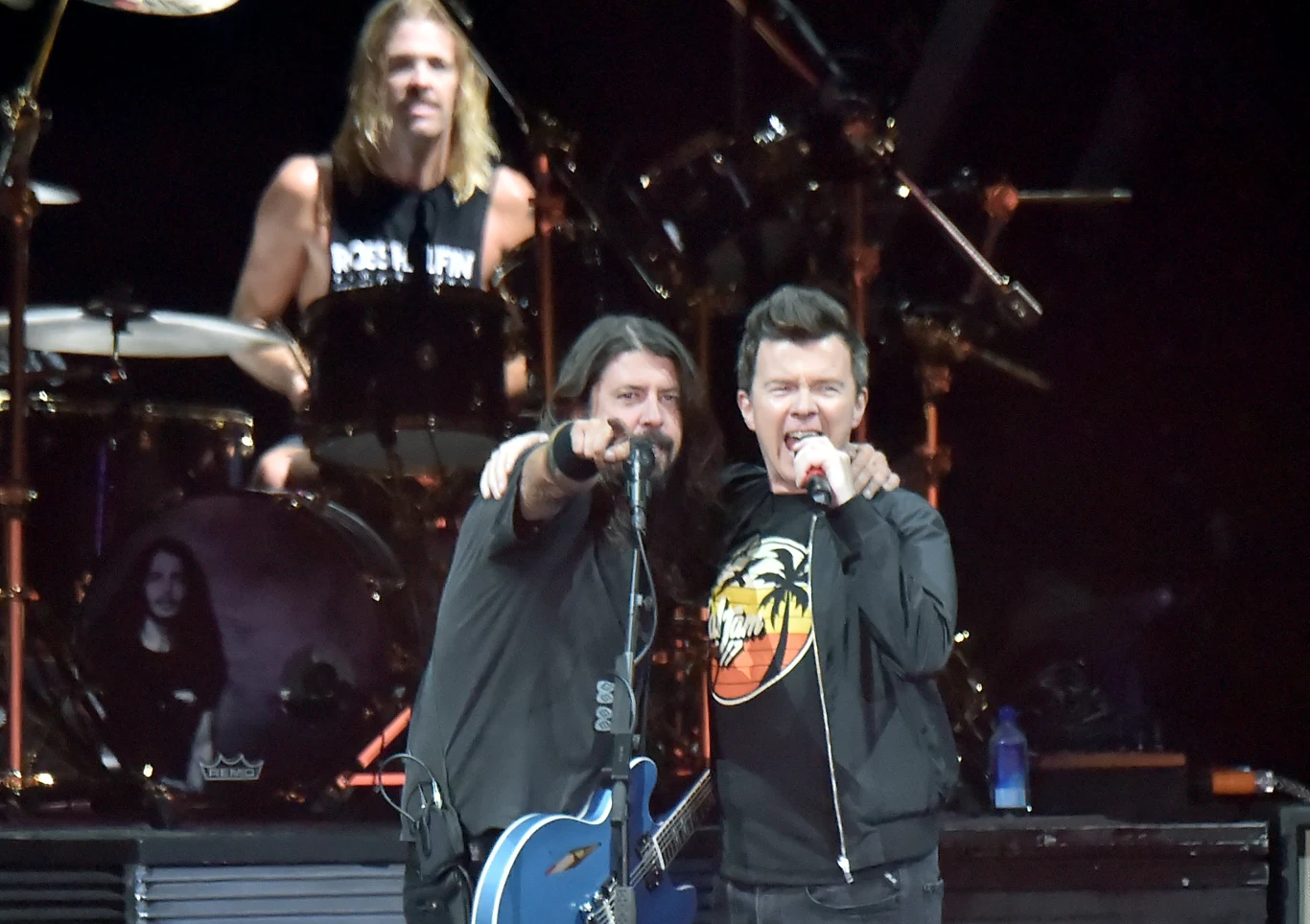 Rick Astley na temat fenomenu swojej piosenki wypowiadał się bardzo pozytywnie. Przyznał on, że dowcip faktycznie jest zabawny, ale zaskoczyło go, że cieszy się aż taką popularnością. Na zdjęciu z Davem Grohlem