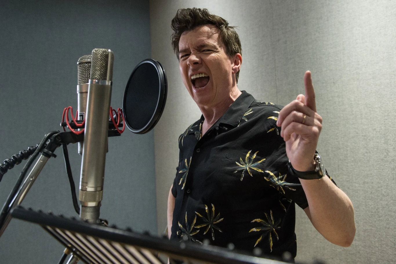 Żart wyszedł z hermetycznego środowiska w 2008 roku. 1 kwietnia Youtube oszukał wszystkich użytkowników i zamiast przekierowywać do promowanych materiałów wideo, przełączał ich do teledysku "Never Gonna Give You Up". Prima Aprilis w podobny sposób obchodziło jeszcze kilka serwisów.