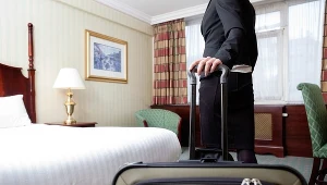 Hotele otwarte w połowie, posiłki z dostawą do pokoju 