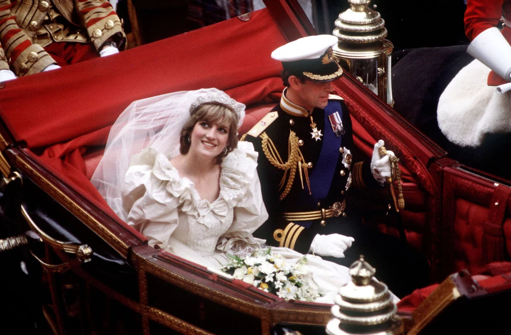 Podczas ślubu Księżnej Diany i księcia Karola oczy poddanych były zwrócone na piękną suknię panny młodej 