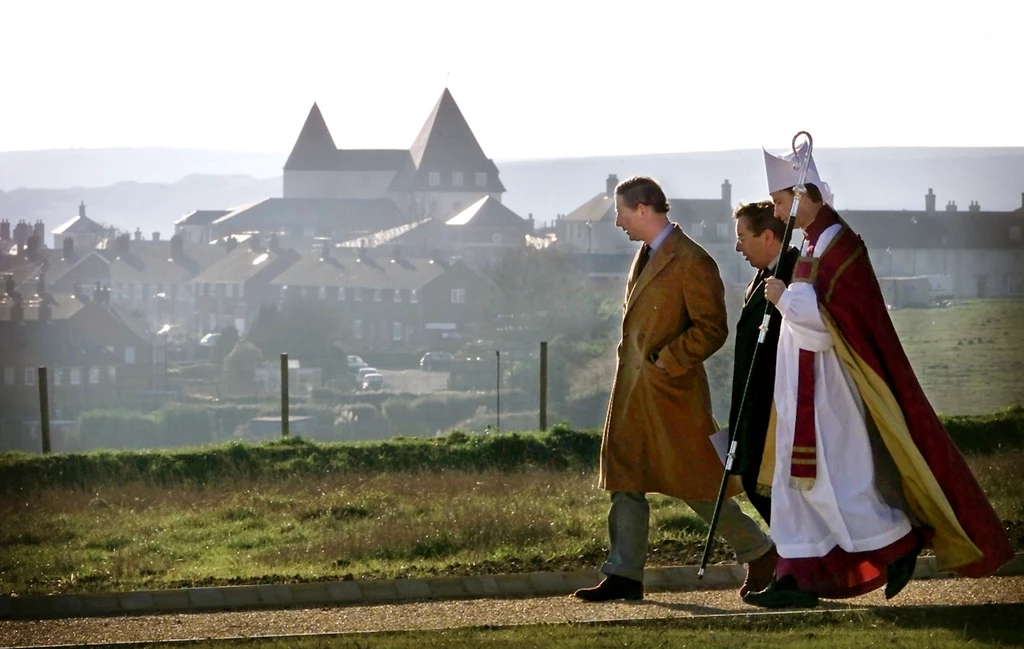 Książę Karol podczas poświęcenia cmentarza w Poundbury