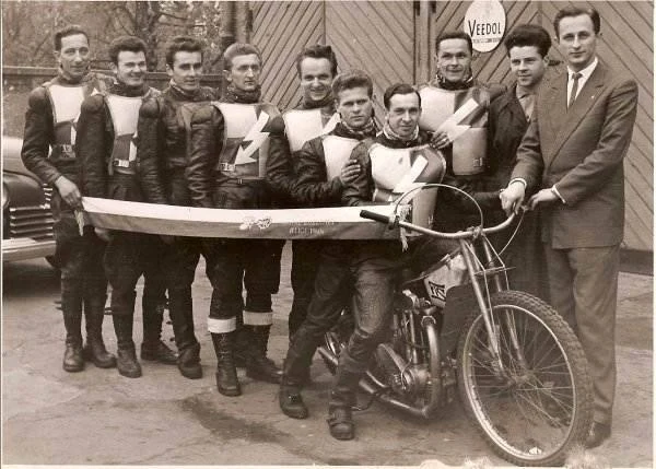 Kajetan Pociejkowicz siedzący na motorze Kajetan Pociejkowicz siedzący na motorze