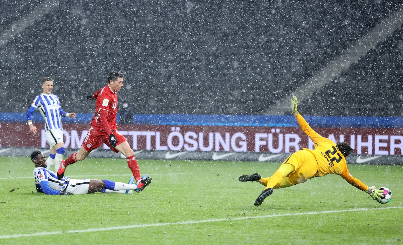 Robert Lewandowski nie zdobył bramki w meczu z Herthą Robert Lewandowski nie zdobył bramki w meczu z Herthą