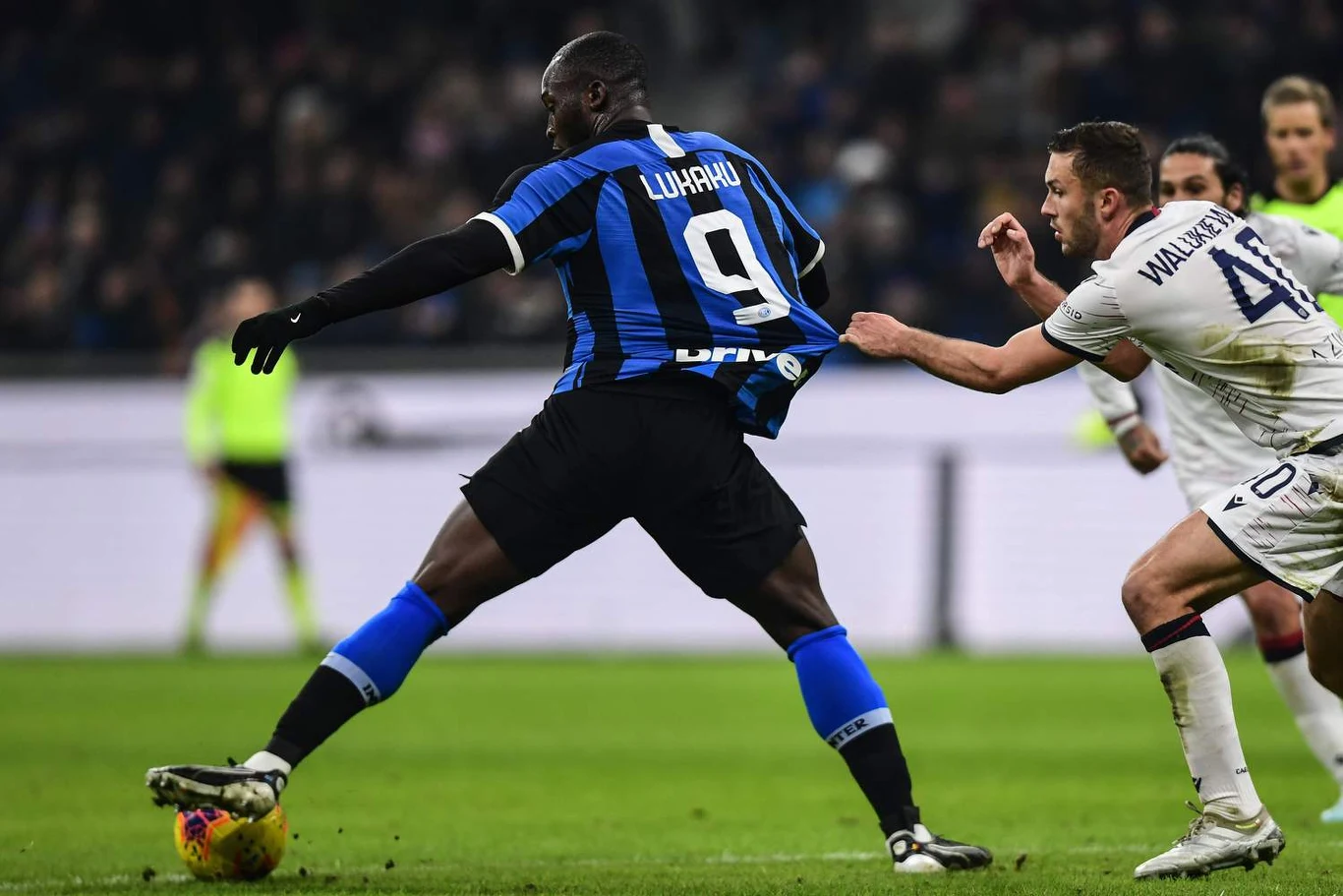 Sebastian Walukiewicz w starciu o piłkę z Romelu Lukaku