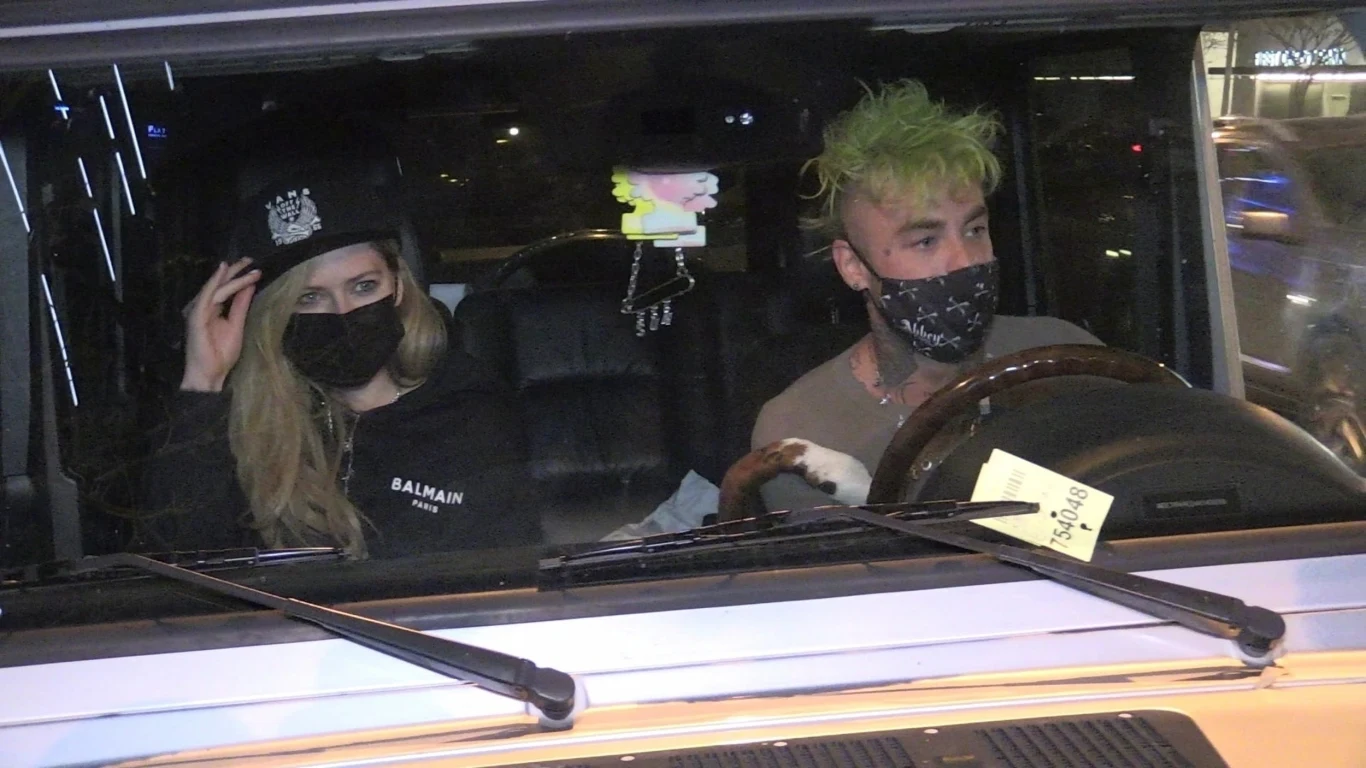 Avril Lavigne w 2019 roku rozstała się z miliarderem Philipem Sarofimem, z którym spotykała się przez dwa lata. Wcześniej była żoną Chada Kroegera z Nickelback. 