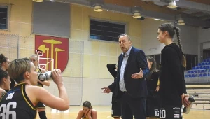 Trener Wojciech Downar-Zapolski ma w dorobku zdobycie m in. mistrzostwa Polski. Razem z AZS Politechniką pewnie lideruje tabeli 1. ligi kobiet 