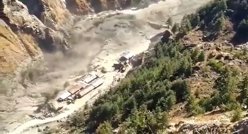 Na zdjęciach udostępnionych przez mieszkańców widać, jak woda zmywa część tamy i wszystko inne, co znalazło się na jej drodze.