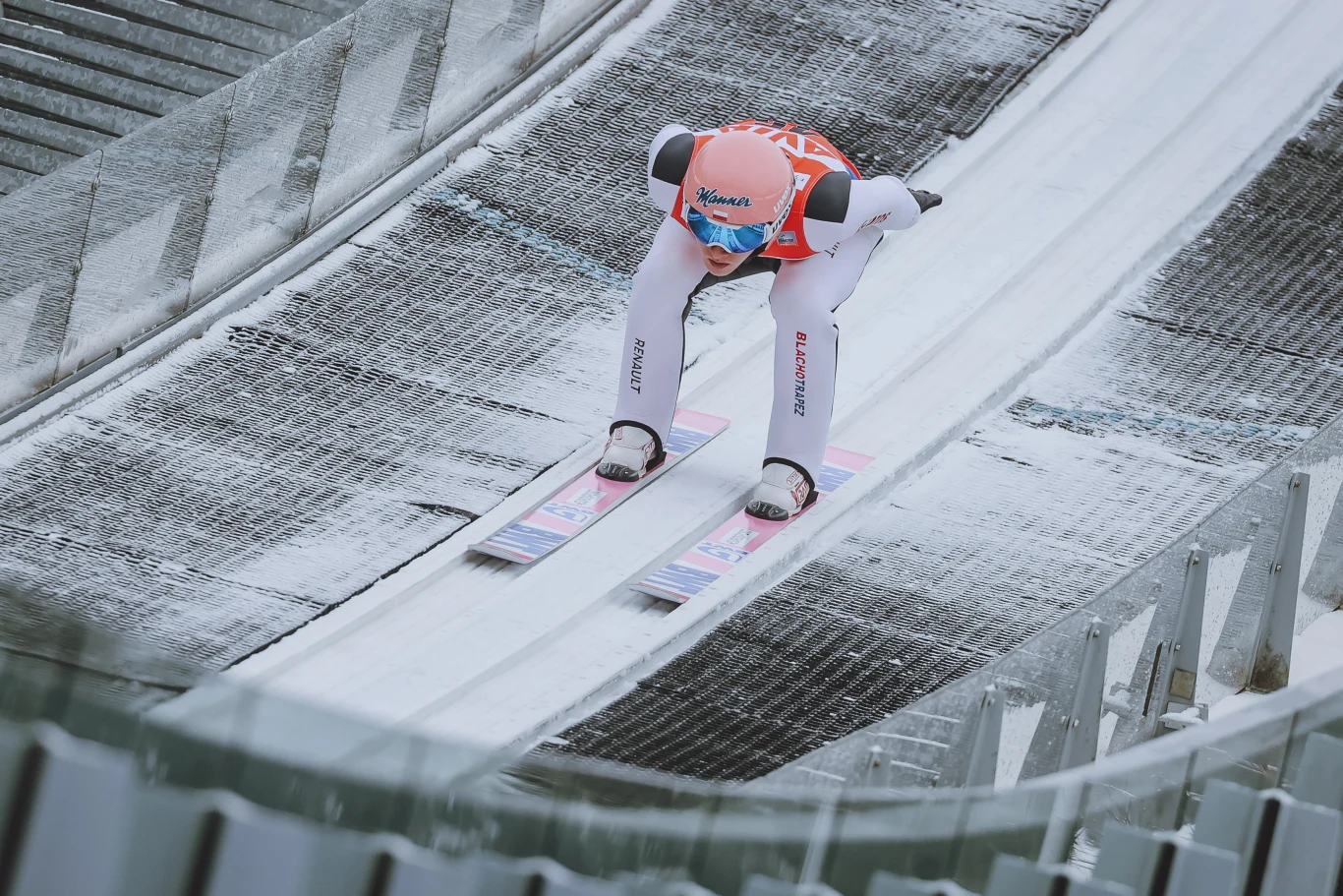Dawid Kubacki podczas pierwszej serii niedzielnych skoków w Klingenthal Dawid Kubacki podczas pierwszej serii niedzielnych skoków w Klingenthal