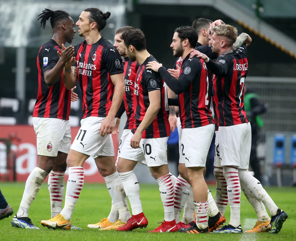 Zlatan Ibrahimović (z przodu) zdobył dwie bramki w meczu z Crotone