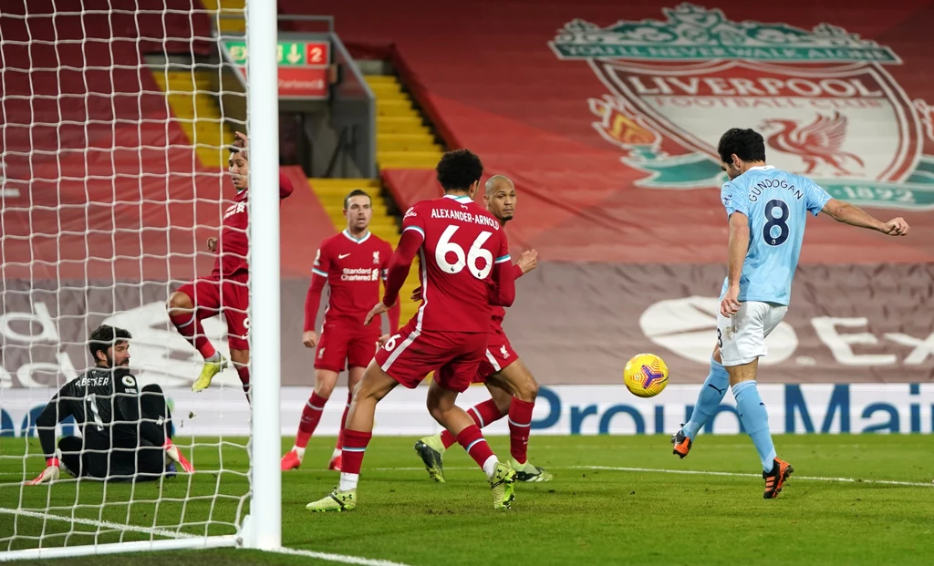 Ilkay Guendogan strzela, a Alisson tylko bezradnie patrzy Ilkay Guendogan strzela, a Alisson tylko bezradnie patrzy