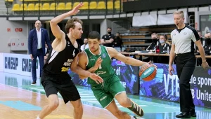 Koszykarz Zastalu Enei BC Zielona Góra Iffe Lundberg (z prawej) i Artiom Komołow z Niżnego Nowogrodu