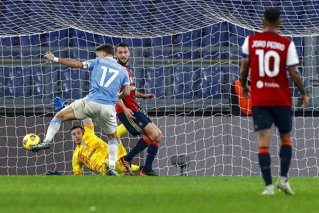 Ciro Immobile poradził sobie z defensorami Cagliari i wpakował piłkę do siatki