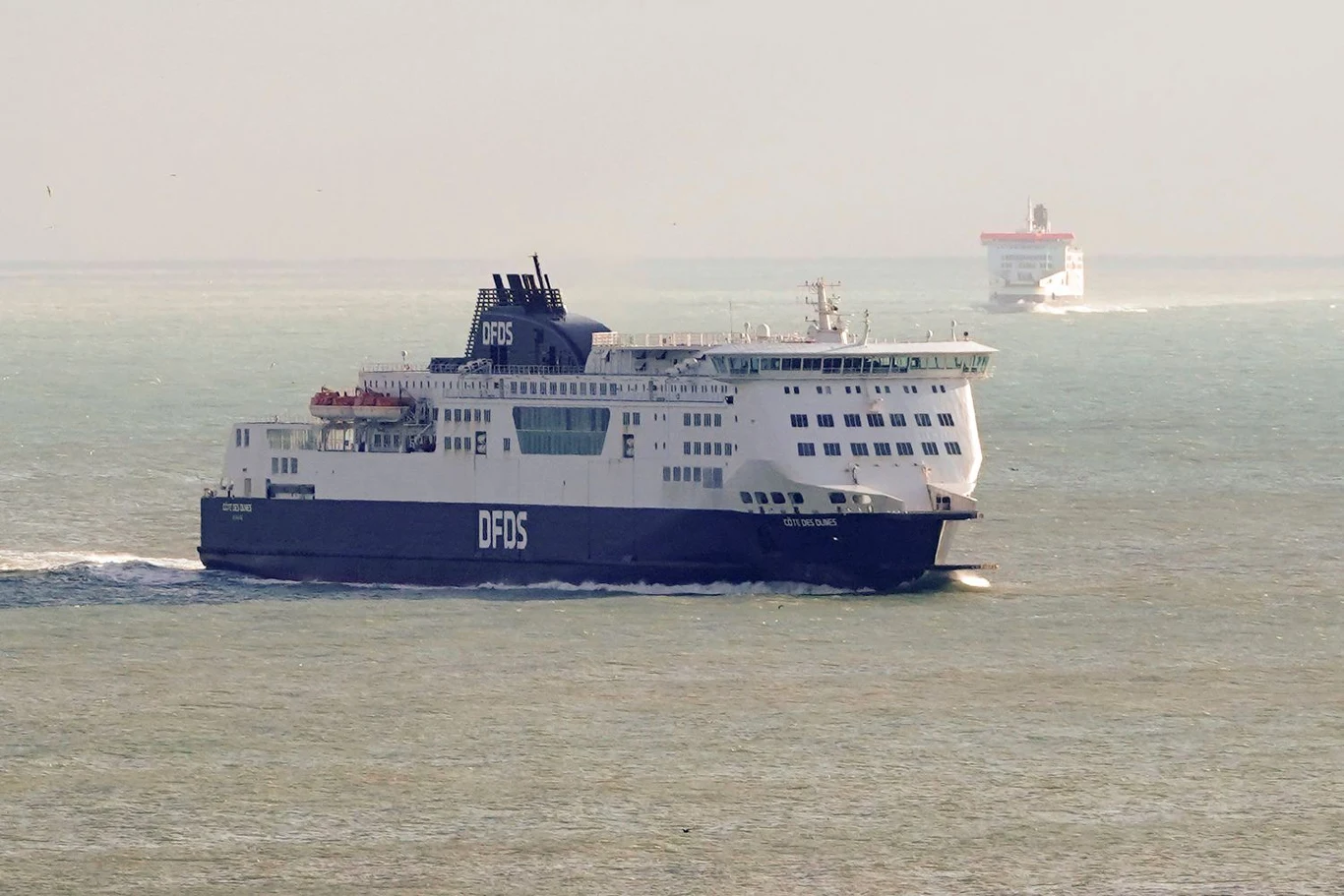 Prom DFDS na wodach koło Dover (południowa Anglia)