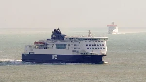 Prom DFDS na wodach koło Dover (południowa Anglia)
