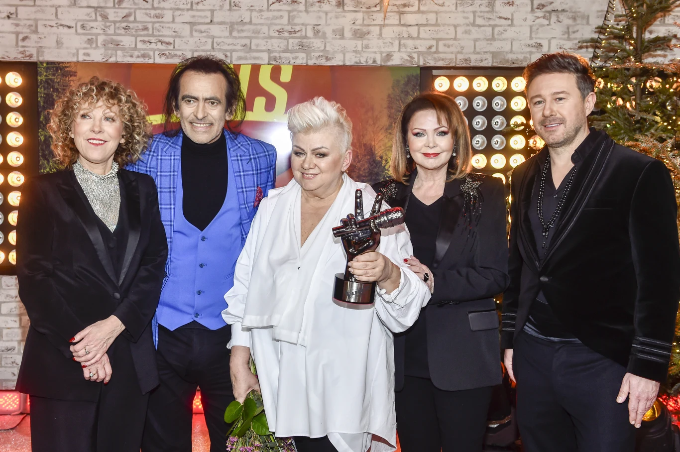 Najnowsze zdjęcia Witolda Paszta z finału drugiej edycji "The Voice Senior" mocno zaniepokoiły internautów i widzów. 67-letni wokalista wygląda na mocno wychudzonego. "Jeszcze nie do końca udało mi się wrócić do formy. Na szczęście mogę już swobodnie oddychać, ale organizm wciąż jest dość znacznie osłabiony. Moje nogi są nadal bardzo słabe, ale nie narzekam i cieszę się, że jest zdecydowanie lepiej, bo widzę postępy" - mówił wokalista w jednym z ostatnich wywiadów. Na zdjęciu wszyscy trenerzy "The Voice Senior": Alicja Majewska, Witold Paszt, Izabela Trojanowska i Andrzej Piaseczny, w środku laureatka programu Barbara Parzeczewska. Najnowsze zdjęcia Witolda Paszta z finału drugiej edycji "The Voice Senior" mocno zaniepokoiły internautów i widzów. 67-letni wokalista wygląda na mocno wychudzonego. "Jeszcze nie do końca udało mi się wrócić do formy. Na szczęście mogę już swobodnie oddychać, ale organizm wciąż jest dość znacznie osłabiony. Moje nogi są nadal bardzo słabe, ale nie narzekam i cieszę się, że jest zdecydowanie lepiej, bo widzę postępy" - mówił wokalista w jednym z ostatnich wywiadów. Na zdjęciu wszyscy trenerzy "The Voice Senior": Alicja Majewska, Witold Paszt, Izabela Trojanowska i Andrzej Piaseczny, w środku laureatka programu Barbara Parzeczewska.