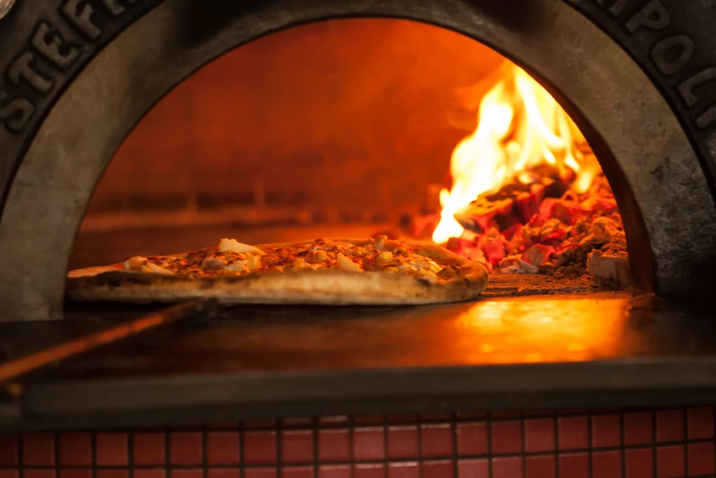 Pizza powinna być pieczona w bardzo wysokiej temperaturze, którą trudno osiągnąć w domowych warunkach