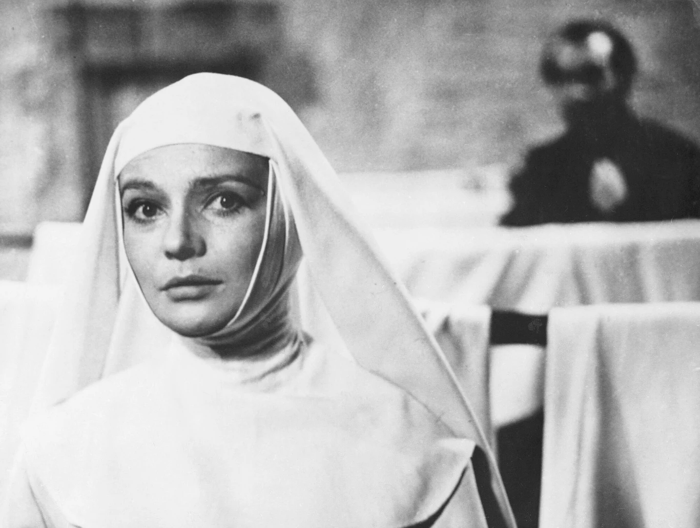 W produkcji wspaniałe kreacje stworzyli Lucyna Winnicka, która zagrała tytułową rolę matki Joanny oraz Mieczysław Voit jako młody egzorcysta, ksiądz Suryn. W 1961 roku na Międzynarodowym Festiwalu w Cannes film otrzymał Nagrodę Specjalną Jury, jednak jurorzy długo jednak zastanawiali się nad przyznaniem mu głównej nagrody - Złotej Palmy. Ostatecznie obraz przegrał z "Viridianą" Luisa Buñuela.