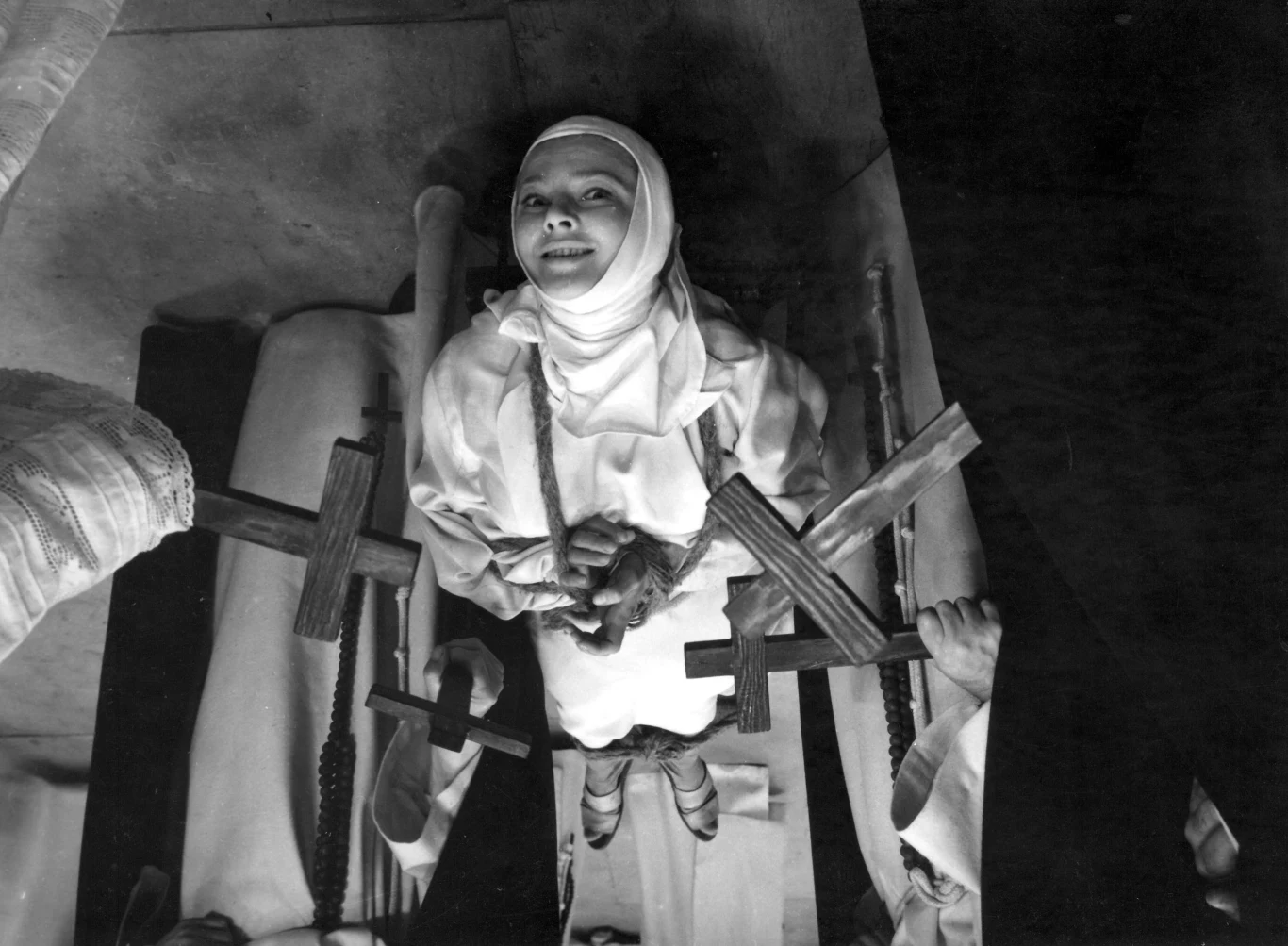 "Kawalerowicz dotknął w tym filmie wstydliwych stron psychiki ludzkiej: dławionych w sobie odruchów buntu wobec codzienności i sztywnych reguł życia. 'Matka Joanna od Aniołów' jest wspaniałym renesansowym gestem sprzeciwu, który pobudza wyobraźnię, sumienie, intelekt" - Bolesław Michałek pisał w 1961 roku na łamach "Nowej Kultury".