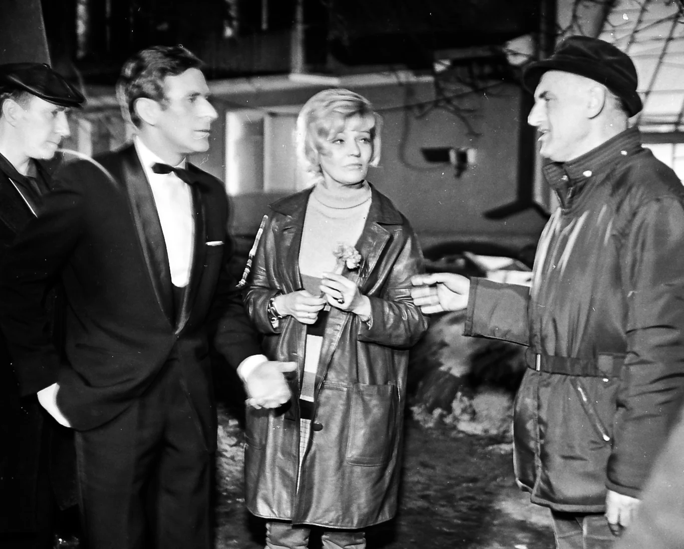 Przez wiele lat Lucyna Winnicka była żoną Jerzego Kawalerowicza. Jej kariera filmowa związana była przede wszystkim z tym wybitnym twórcą. "Byłam pierwszą żoną angażowaną w Polsce przez męża reżysera, co trochę napsuło ludziom krwi" - wspominała aktorka.

 Zagrała w większości jego filmów, ale roli, która okazała się jej najsłynniejszą - w "Matce Joannie od Aniołów" - Kawalerowicz wcale nie chciał jej powierzyć. Tak długo przekonywała męża, aż uległ. Fenomenalną grę Winnickiej doceniła Francuska Akademia Filmowa, przyznając jej Kryształową Gwiazdę dla najlepszej aktorki zagranicznej.