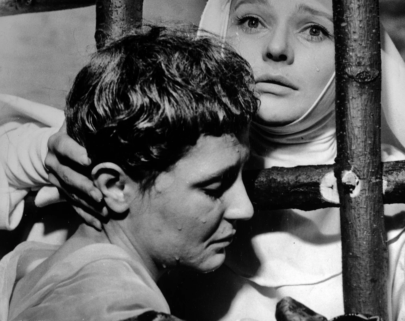 "Wbrew pozorom, klasztornej scenerii i kostiumom bohaterów 'Matka Joanna od Aniołów' nie jest filmem traktującym o problemach religii; nie było w nim elementów polemiki z katolicyzmem czy fideizmem. Kawalerowicza interesował odwieczny problem człowieka wobec zakazu; natury ludzkiej wobec dobrowolnie przyjętych lub narzuconych ograniczeń; jednostki wobec ogółu" - Alicja Helman pisała na łamach "Filmu".

"Wybór czasu i miejsca akcji oraz historycznego kostiumu został dokonany tak, by nieustannie podkreślać jego drugorzędność, przypadkowość; realia zostały wybrane przede wszystkim z uwagi na ich wyraz plastyczny bądź symboliczny. Film rozgrywa się w pejzażu, który recenzenci nazwali 'księżycowym', o nieokreślonej porze roku i dnia; 'nigdy' i 'nigdzie', a więc zawsze i wszędzie - w znaczeniu metafizycznym. 'Matka Joanna od Aniołów' jest bowiem filmem o odwiecznym dramacie człowieka.  - dodawała Helman.