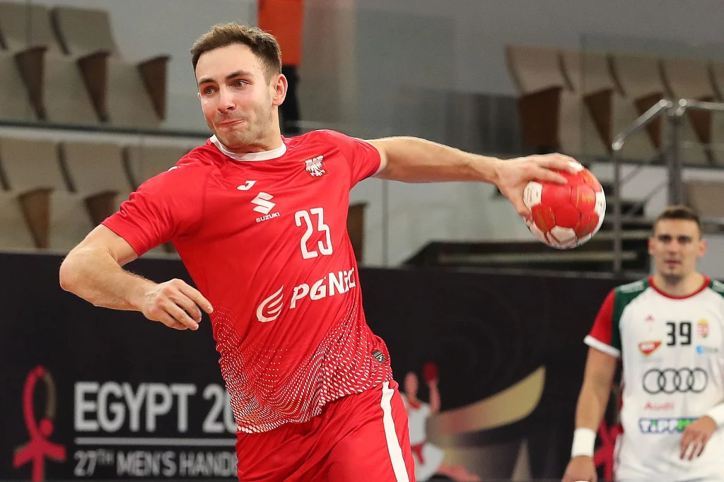 Arkadiusz Moryto przygotowuje się do rzutu podczas meczu z Węgrami