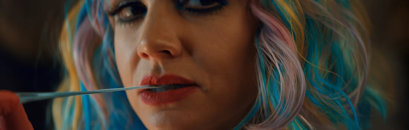 Carey Mulligan w filmie "Obiecująca. Młoda. Kobieta"