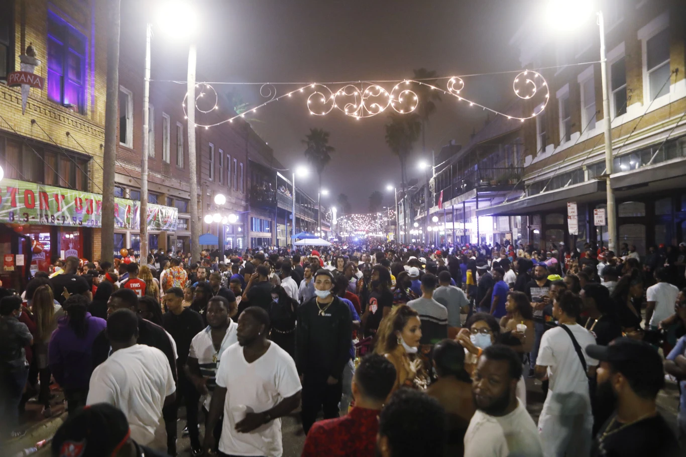 Amerykańscy naukowcy, którzy śledzili wydarzenie, przyznali, że na papierze wszystko wyglądało bezpiecznie. Jednak jak stwierdził dr Peter Chin-Hong, epidemiolog z Uniwersytetu w San Francisco, w rzeczywistości obostrzenia nie były przestrzegane, co może doprowadzić do masowej transmisji koronawirusa. "25 tys. potencjalnie nietrzeźwych ludzi razem, wrzeszczących w jednym miejscu w środku pandemii, to przepis na transmisję wirusa" – stwierdził i dodał, że alkohol zwiększa prawdopodobieństwo łamania zasad bezpieczeństwa. 