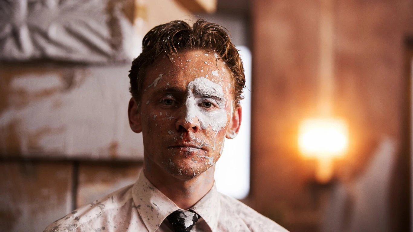 Krytycy wysoko ocenili rolę Hiddlestona w filmie "High-Rise" - ekranizacji "Wieżowca" J.G. Ballarda. Aktor zagrał nowego lokatora luksusowego apartamentowca, przystojnego doktora fizjologii i doskonałą partię na męża. Za rolę doktora Lainga Hiddleston otrzymał swoją pierwszą nominację do nagrody BIFA (British Independent Film Awards) dla najlepszego aktora pierwszoplanowego.