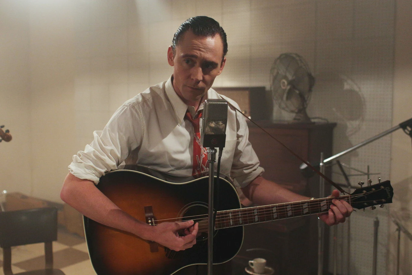 W biograficznym filmie "I Saw The Light" Tom Hiddleston wcielił się w postać legendarnego piosenkarza country Hanka Williamsa. Mimo iż film nie zebrał najlepszych recenzji, krytycy chwalili występ aktora, który pokazał woklane umiejętności, wykonując samodzielnie największe przeboje Williamsa.
 