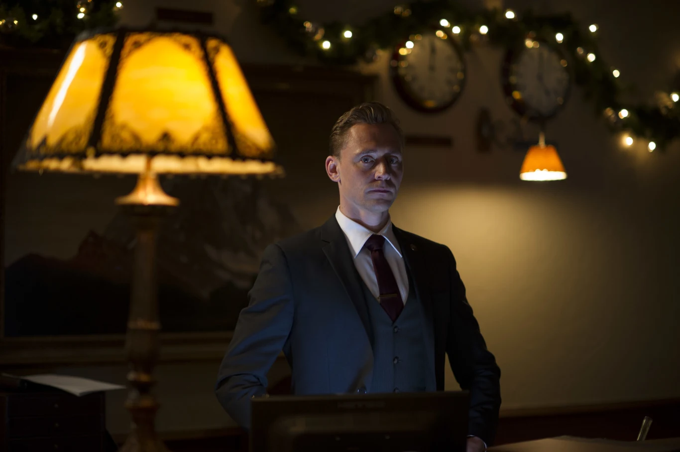 Jedną z najlepszych kreacji w karierze Toma Hiddlestona jest tytułowa rola w serialu BBC "Nocny recepcjonista" - ekranizacji  powieści sensacyjnej Johna le Carré. Aktor zagrał Jonathana Pine'a - pracownika luksusowego hotelu w Zurichu, który w przeszłości był żołnierzem oddziałów specjalnych w Irlandii Północnej. Teraz, jako członek brytyjskiego wywiadu, bierze udział w akcji przeciwko jednemu z najpotężniejszych handlarzy broni.

Za rolę w serialu "Nocny recepcjonista" Hiddleston został nagrodzony Złotym Globem.
