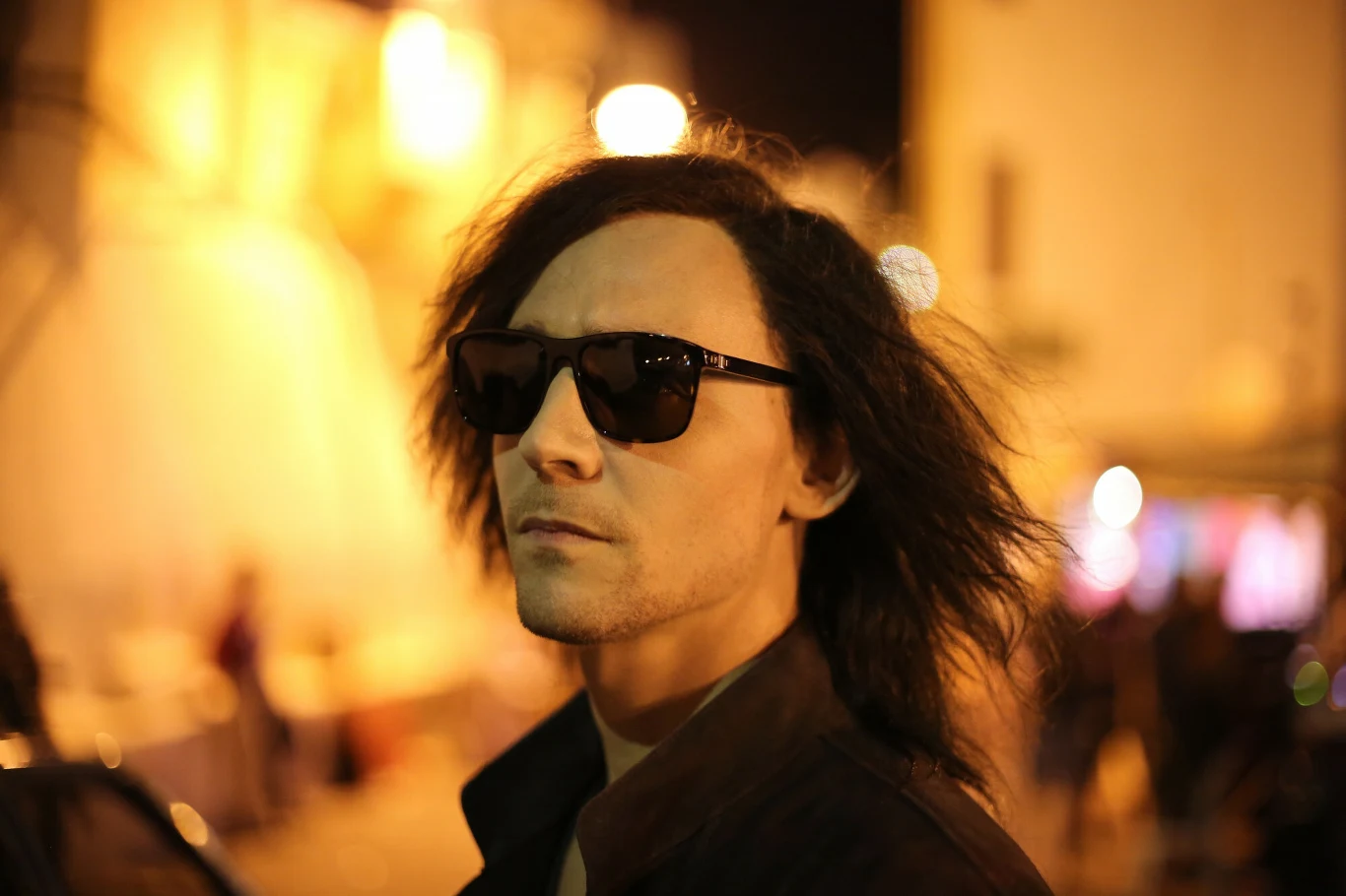 W wampirycznym love story Jima Jarmuscha "Tylko kochankowie przeżyją" Hiddleston zagrał unikającego rozgłosu i słonecznego światła undergroundowego muzyka, skrzyżowanie Syda Barreta i Davida Bowiego z Hamletem. "Mieszka w odludnej części Detroit, kolekcjonuje gitary, słucha winyli i tworzy elektroniczną muzykę końca świata"- brzmiał opis jego postaci.