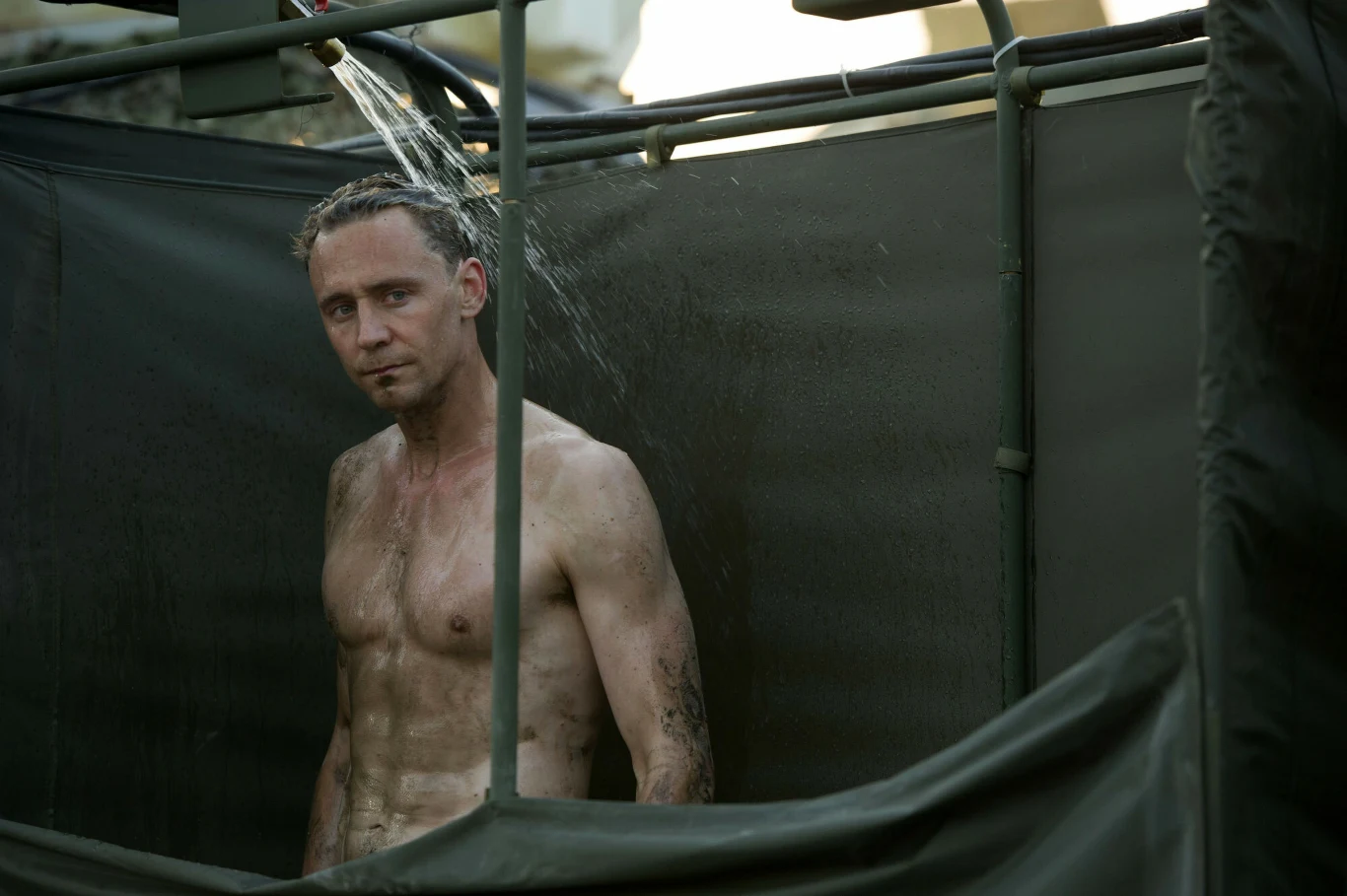 Pierwsze aktorskie Hiddleston kroki stawiał na deskach najlepszych londyńskich teatrów. W 2008 roku został uhonorowany jednym z najważniejszych brytyjskich wyróżnień teatralnych – nagrodą Laurence’a Oliviera dla najlepszego debiutu za rolę w szekspirowskiej adaptacji „Cymbeline”.