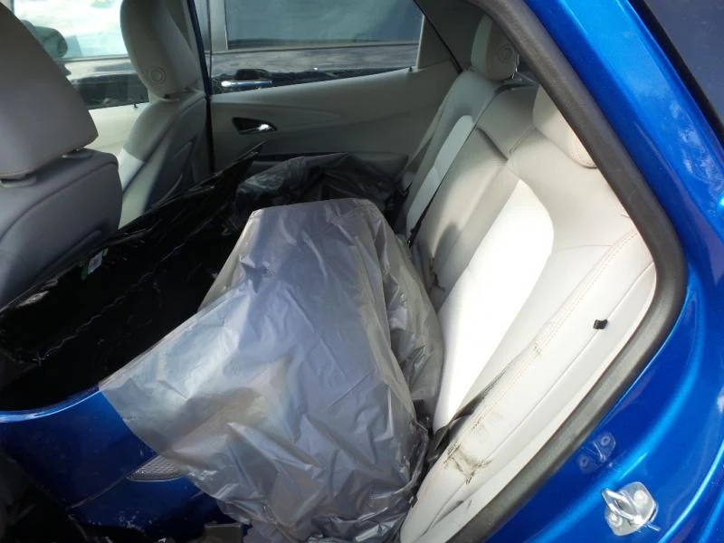 Samochód był kosmetycznie uszkodzony. Oryginalny zderzak przyjechał na siedzeniu... Samochód był kosmetycznie uszkodzony. Oryginalny zderzak przyjechał na siedzeniu...